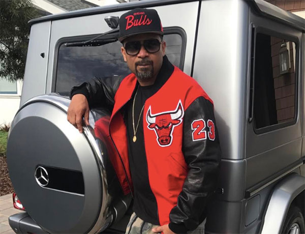 Mike Epps posing with his car